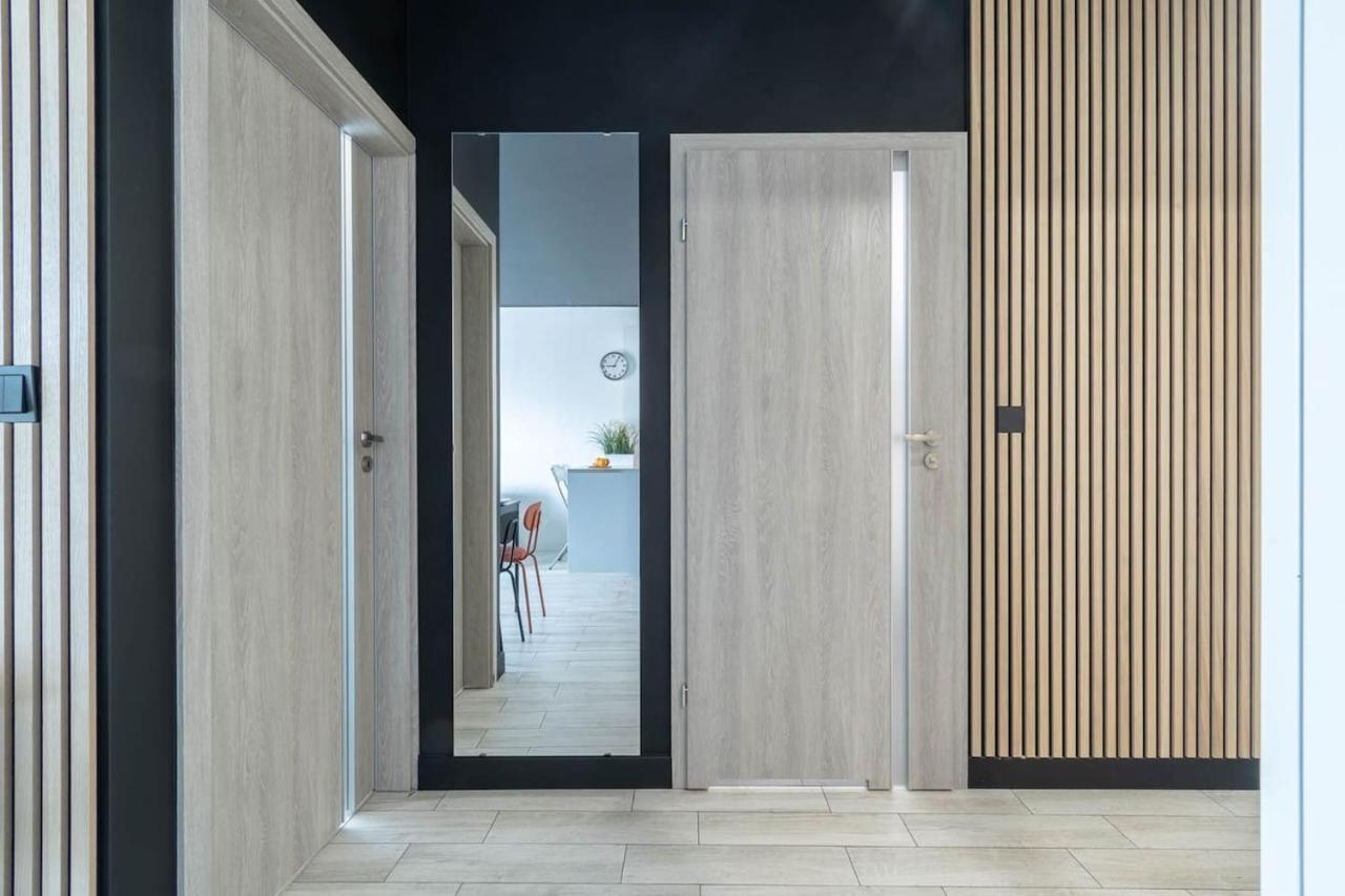 Modern Black Spot Apartment Poznan